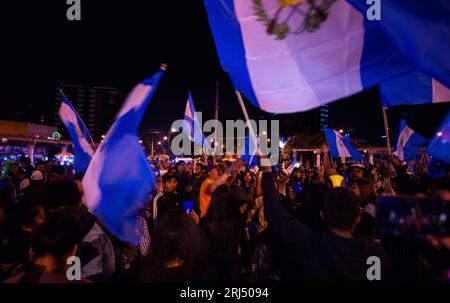 Guatemala-Stadt, Guatemala-Stadt, Guatemala. August 2023. Die Bürger gehen auf die Straße, um den Triumph von BERNARDO AREVALO als neuen Präsidenten bei den Wahlen in Guatemala zu feiern. (Bild: © Fernando Chuy/ZUMA Press Wire) NUR REDAKTIONELLE VERWENDUNG! Nicht für kommerzielle ZWECKE! Stockfoto