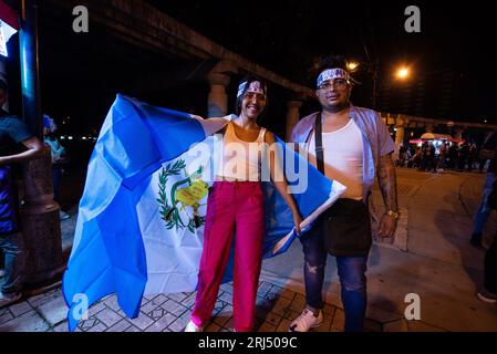 Guatemala-Stadt, Guatemala-Stadt, Guatemala. August 2023. Die Bürger gehen auf die Straße, um den Triumph von BERNARDO AREVALO als neuen Präsidenten bei den Wahlen in Guatemala zu feiern. (Bild: © Fernando Chuy/ZUMA Press Wire) NUR REDAKTIONELLE VERWENDUNG! Nicht für kommerzielle ZWECKE! Stockfoto