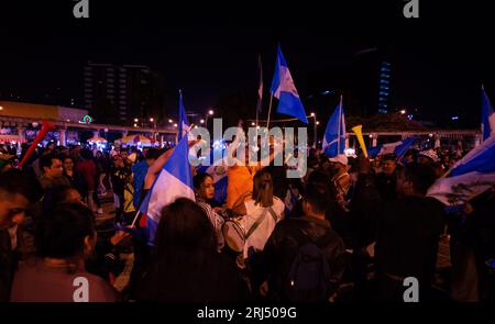 Guatemala-Stadt, Guatemala-Stadt, Guatemala. August 2023. Die Bürger gehen auf die Straße, um den Triumph von BERNARDO AREVALO als neuen Präsidenten bei den Wahlen in Guatemala zu feiern. (Bild: © Fernando Chuy/ZUMA Press Wire) NUR REDAKTIONELLE VERWENDUNG! Nicht für kommerzielle ZWECKE! Stockfoto