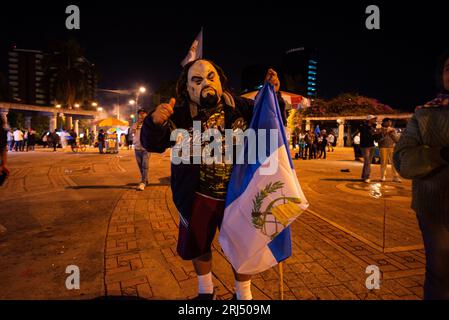 Guatemala-Stadt, Guatemala-Stadt, Guatemala. August 2023. Die Bürger gehen auf die Straße, um den Triumph von BERNARDO AREVALO als neuen Präsidenten bei den Wahlen in Guatemala zu feiern. (Bild: © Fernando Chuy/ZUMA Press Wire) NUR REDAKTIONELLE VERWENDUNG! Nicht für kommerzielle ZWECKE! Stockfoto