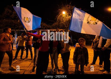 Guatemala-Stadt, Guatemala-Stadt, Guatemala. August 2023. Die Bürger gehen auf die Straße, um den Triumph von BERNARDO AREVALO als neuen Präsidenten bei den Wahlen in Guatemala zu feiern. (Bild: © Fernando Chuy/ZUMA Press Wire) NUR REDAKTIONELLE VERWENDUNG! Nicht für kommerzielle ZWECKE! Stockfoto