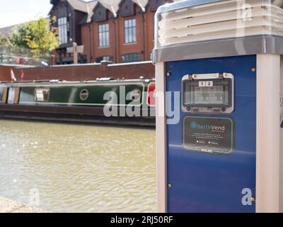 Nahaufnahme des Ladepunkts des Kanalbootes am Castle Quay im Stadtzentrum von Banbury Stockfoto