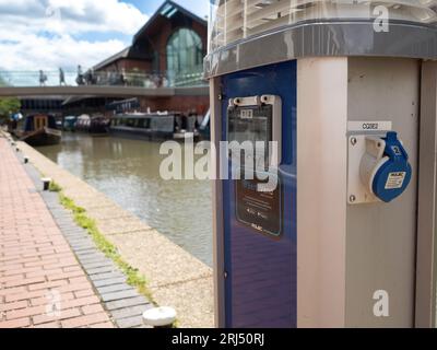 Elektrische Ladestation für Kanalboote am Castle Quay im Stadtzentrum von Banbury Stockfoto