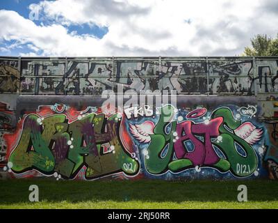 Graffiti auf den Skateboardrampen im Spiceball Park in Banbury Stockfoto