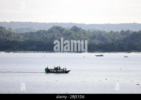 Kaptai Lake ist der größte von Menschenhand geschaffene See in Bangladesch. Es liegt im Kaptai Upazila unter dem Rangamati District der Chittagong Division. Stockfoto