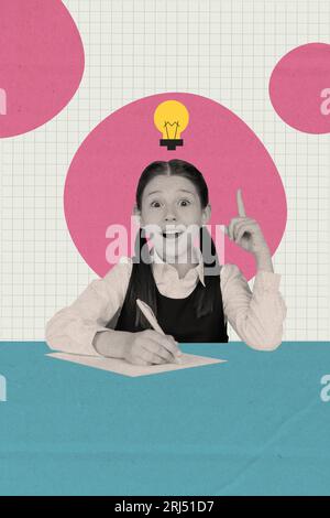 Collage Bild Illustration von funky Schulmädchen sitzenden Schreibtisch Schreiben Gedicht eureka Finger Point über Kopf isoliert auf kariertem Hintergrund Stockfoto
