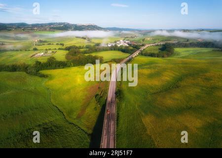 Luftaufnahme der ländlichen Landschaft der Toskana auf Kreta Senesi, Toskana, Italien Stockfoto
