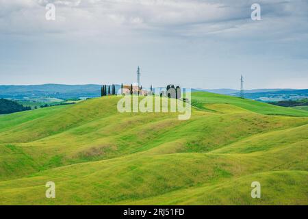 Fantastische ländliche Landschaft der Toskana auf Kreta Senesi, Landschaft mit grünen sanften Hügeln von Bauernhof Stockfoto