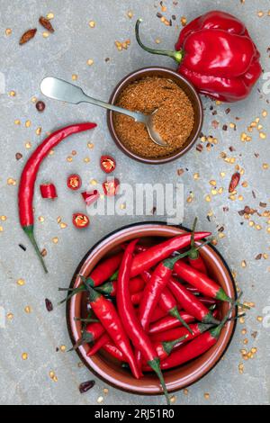 Frische und gemahlene Chilischoten – heiß und scharf Stockfoto