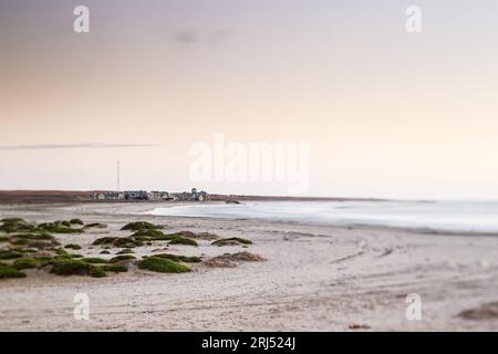 Cape Cross Siedlung, Kaap Kruis, Cabo da Cruz South Atlantic in Skeleton Coast, West Namibia, Landschaftsfotografie mit Kippverschiebung Stockfoto