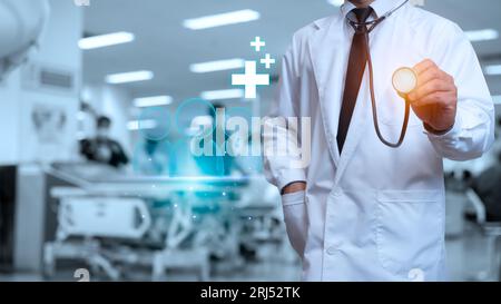 Arzt im Laborkittel mit einem Stethoskop auf dem Hintergrund im Krankenhaus Stockfoto