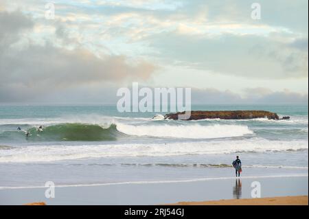 Surfer am Strand Grande Plage von Biarritz, Aquitanien, atlantische pyrenäen, Baskenland, Südfrankreich, Frankreich, Europa Stockfoto