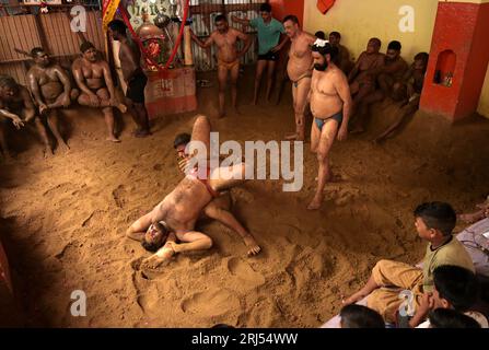 Prayagraj, Indien. Am 21. August 2023 nehmen indische Wrestler an einem traditionellen Wrestling-Turnier im Loknath Vyayamsala (Wrestling Club) Teil, anlässlich des Hindu Festivals „Nag Panchami“ am Montag in Prayagraj, Indien. Quelle: Anil Shakya/Alamy Live News Stockfoto