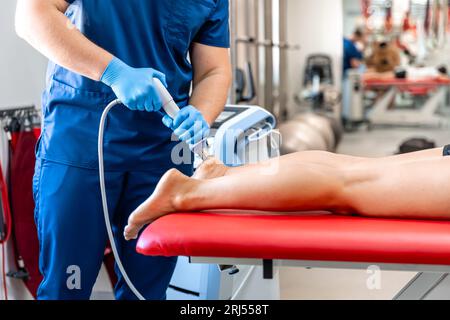 Physikalische Therapie des Fusses mit akustischen Stosswellen, Nahaufnahme. Stockfoto