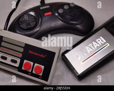 Nahaufnahme zweier Nintendo Classic Spielekonsolen Stockfoto