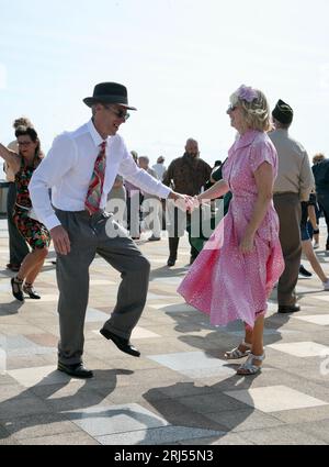 Ein älteres Paar, das seine Sachen auf dem Lytham Wartime Festival 1940 in Lytham St Annes, Lancashire UK am Sonntag, 20. August 2023, präsentiert Stockfoto