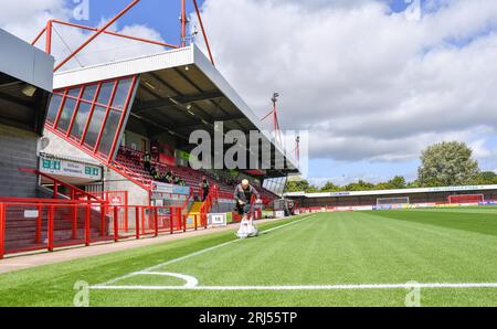 Bodenpersonal malte die weißen Linien auf dem Spielfeld vor dem Spiel der Sky Bet EFL League Two zwischen Crawley Town und Gillingham im Broadfield Stadium, Crawley, UK - 19. August 2023. Foto Simon Dack / Teleaufnahmen. Nur zur redaktionellen Verwendung. Kein Merchandising. Für Football Images gelten die FA- und Premier League-Einschränkungen, einschließlich keine Nutzung des Internets/Mobilgeräts ohne FAPL-Lizenz. Für weitere Informationen wenden Sie sich bitte an Football Dataco Stockfoto