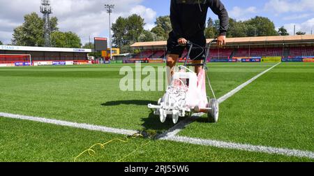 Bodenpersonal malte die weißen Linien auf dem Spielfeld vor dem Spiel der Sky Bet EFL League Two zwischen Crawley Town und Gillingham im Broadfield Stadium, Crawley, UK - 19. August 2023. Foto Simon Dack / Teleaufnahmen. Nur zur redaktionellen Verwendung. Kein Merchandising. Für Football Images gelten die FA- und Premier League-Einschränkungen, einschließlich keine Nutzung des Internets/Mobilgeräts ohne FAPL-Lizenz. Für weitere Informationen wenden Sie sich bitte an Football Dataco Stockfoto