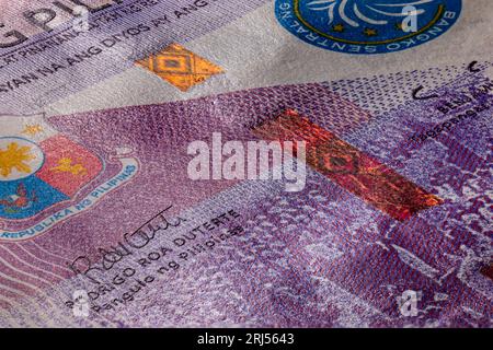 Extreme Makrofotografie einer 100-Peso-Banknote. Ultra-Nahaufnahme von 100 philippinischen Peso-Noten. Gesetzliches Zahlungsmittel für private und öffentliche Zwecke der Insel Stockfoto