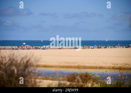 Blick auf die Menschen und sil Boote in Laredo Strand im Sommer, Laredo, Cantabria, Spanien Stockfoto