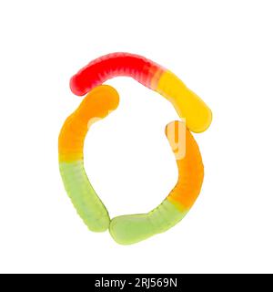 Buchstabe O aus mehrfarbigen Gummiwürmern und isoliert auf reinweißem Hintergrund. Konzept des Lebensmittelalphabets. Ein Buchstabe der süßen Essensschrift Easy Stockfoto