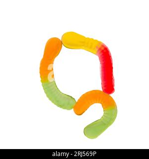 Buchstabe Q aus mehrfarbigen Gummiwürmern und isoliert auf reinweißem Hintergrund. Konzept des Lebensmittelalphabets. Ein Buchstabe der süßen Essensschrift Easy Stockfoto