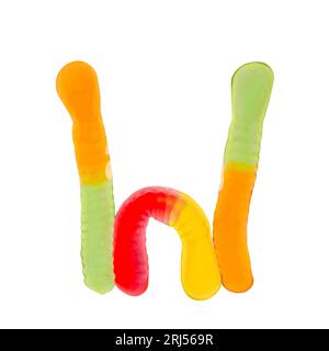 Buchstabe W aus mehrfarbigen Gummiwürmern und isoliert auf reinweißem Hintergrund. Konzept des Lebensmittelalphabets. Ein Buchstabe der süßen Essensschrift Easy Stockfoto