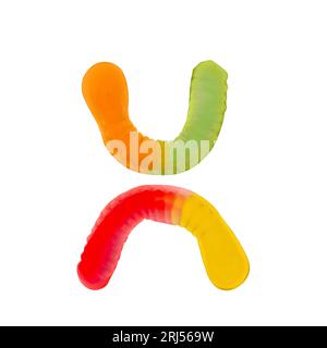 Buchstabe X aus bunten Gummiwürmern und isoliert auf reinweißem Hintergrund. Konzept des Lebensmittelalphabets. Ein Buchstabe der süßen Essensschrift Easy Stockfoto