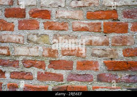 Alte rote Ziegelmauer. Rustikaler Hintergrund. Grundige Tapeten. Stockfoto
