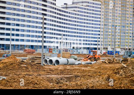 Bau eines großen mehrstöckigen komfortablen Betonzementgebäudes modernes, mehrstöckiges Gebäude mit monolithischem Rahmen und Fenstern, Wänden und Balkonen. Stockfoto