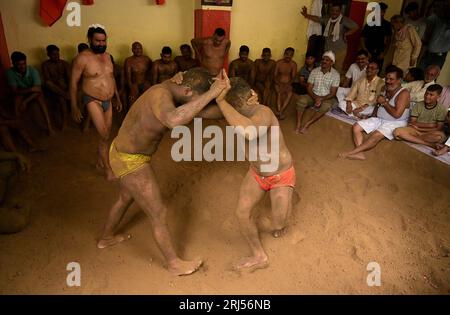 Prayagraj, Indien. Am 21. August 2023 nehmen indische Wrestler an einem traditionellen Wrestling-Turnier im Loknath Vyayamsala (Wrestling Club) Teil, anlässlich des Hindu Festivals „Nag Panchami“ am Montag in Prayagraj, Indien. Quelle: Anil Shakya/Alamy Live News Stockfoto