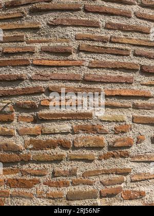 Backsteinmauer von roter Farbe, breites Panorama von Mauerwerk, die alte rote Backsteinmauer. Hochwertige Fotos Stockfoto