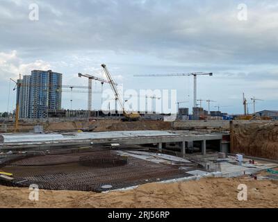 Der Bauprozess eines Wohnkomplexes. Viele Hochhäuser vor dem Hintergrund von Neubauten. Stockfoto