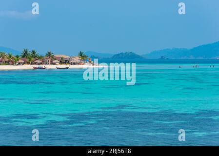 Ko Lipe, Thailand - 11. April 2023: Meeresgewässer und ein Strand mit Booten. Stockfoto