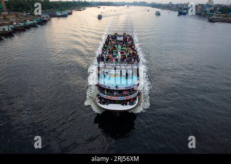 Überfüllte Starts verlassen Sadarghat am Terminal auf dem Buriganga River und bringen Passagiere auf dem Dach nach Hause, um Eid-ul-fitr zu feiern, dass sie das Leben riskieren Stockfoto