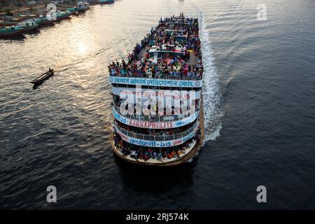 Überfüllte Starts verlassen Sadarghat am Terminal auf dem Buriganga River und bringen Passagiere auf dem Dach nach Hause, um Eid-ul-fitr zu feiern, dass sie das Leben riskieren Stockfoto