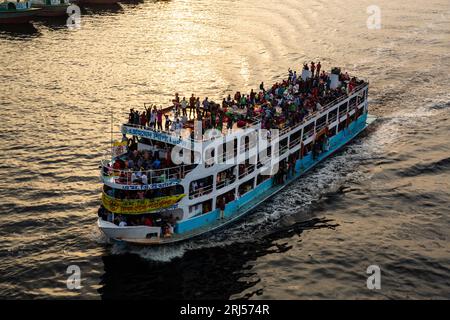 Überfüllte Starts verlassen Sadarghat am Terminal auf dem Buriganga River und bringen Passagiere auf dem Dach nach Hause, um Eid-ul-fitr zu feiern, dass sie das Leben riskieren Stockfoto