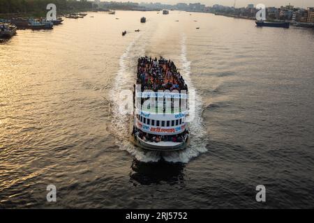 Überfüllte Starts verlassen Sadarghat am Terminal auf dem Buriganga River und bringen Passagiere auf dem Dach nach Hause, um Eid-ul-fitr zu feiern, dass sie das Leben riskieren Stockfoto