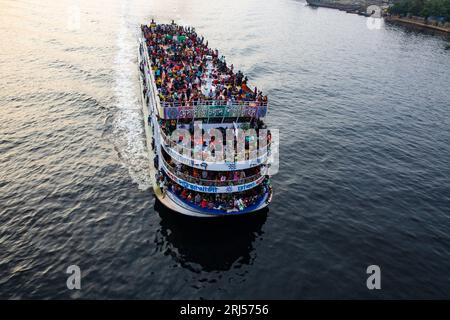 Überfüllte Starts verlassen Sadarghat am Terminal auf dem Buriganga River und bringen Passagiere auf dem Dach nach Hause, um Eid-ul-fitr zu feiern, dass sie das Leben riskieren Stockfoto