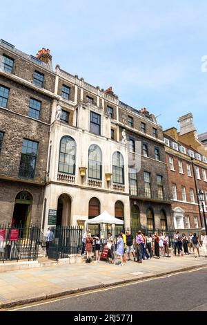 Warteschlange vor Sir John Soane's Museum in Lincoln's Inn Fields, London, England Stockfoto