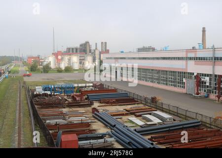 Großes Industrielager im Freien zur Lagerung von Eisenrohren und technischen Anlagen im Werk. Stockfoto