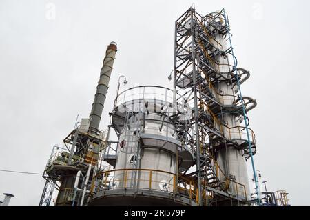 Installation für die Primärölraffination. Öl- und Gasraffinerie. Stockfoto