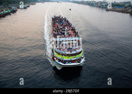 Überfüllte Starts verlassen Sadarghat am Terminal auf dem Buriganga River und bringen Passagiere auf dem Dach nach Hause, um Eid-ul-fitr zu feiern, dass sie das Leben riskieren Stockfoto