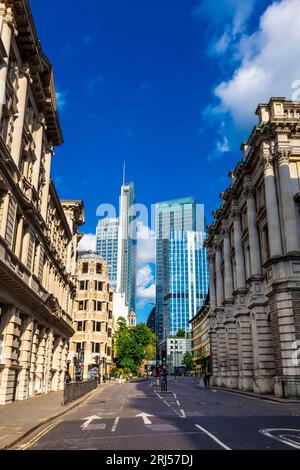 Blick auf London Wall und Heron Tower und 100 Bishopsgate Skycrapers, London, England Stockfoto