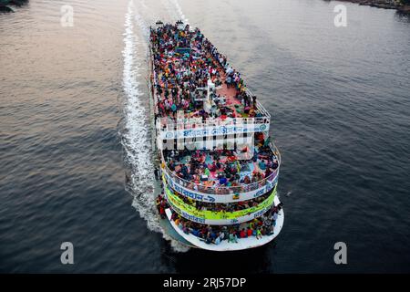 Überfüllte Starts verlassen Sadarghat am Terminal auf dem Buriganga River und bringen Passagiere auf dem Dach nach Hause, um Eid-ul-fitr zu feiern, dass sie das Leben riskieren Stockfoto