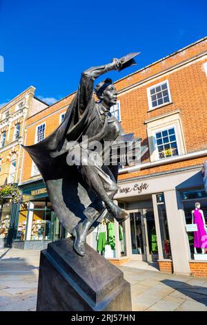 Die Surrey Scholar Skulptur von Allan Sly in Guildford High Street, Surrey, England Stockfoto