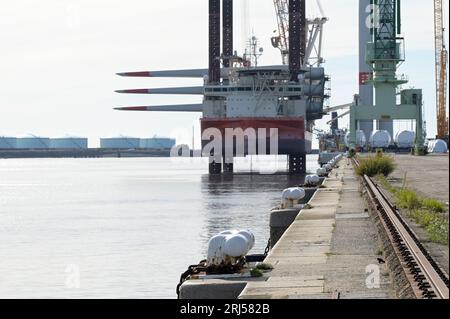 FRANKREICH, Le Havre Hafen, Siemens Gamesa Erneuerbare Energien SGRE Produktionsstätte für Windturbinen, Fred Olsen Flugzeugträger Brave Tern, ein Spezialschiff trägt Siemens Gamesa Windturbine, Turm und Rotorblatt für den Bau von 500 MW Offshore-Windpark Fecamp an der Normandie Küste / FRANKREICH, Le Havre Hafen, Siemens Gamesa Erneuerbare Energie SGRE Produktionsstandort für Windkraftanlagen Spezialschiff Brave Tern mit Siemens Gamesa Windkraftanlagen für den 500 MW Offshore Windpark Fecamp von Electricité de France SA EDF Renewables, Enbridge Inc. und wpd Stockfoto