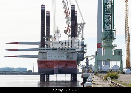 FRANKREICH, Le Havre Hafen, Siemens Gamesa Erneuerbare Energien SGRE Produktionsstätte für Windturbinen, Fred Olsen Flugzeugträger Brave Tern, ein Spezialschiff trägt Siemens Gamesa Windturbine, Turm und Rotorblatt für den Bau von 500 MW Offshore-Windpark Fecamp an der Normandie Küste / FRANKREICH, Le Havre Hafen, Siemens Gamesa Erneuerbare Energie SGRE Produktionsstandort für Windkraftanlagen Spezialschiff Brave Tern mit Siemens Gamesa Windkraftanlagen für den 500 MW Offshore Windpark Fecamp von Electricité de France SA EDF Renewables, Enbridge Inc. und wpd Stockfoto