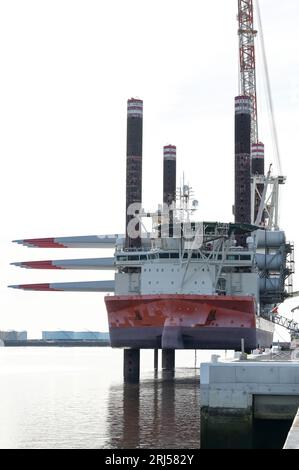 FRANKREICH, Hafen Le Havre, Fred Olsen-Flugzeugträger Brave Tern, ein Spezialschiff mit Siemens Gamesa-Windturbine, Turm und Rotorblatt für den Bau des 500 MW Offshore-Windparks Fecamp an der Normandie-Küste / FRANKREICH, Le Havre Hafen, Spezialschiff Brave Tern mit Siemens Gamesa Windkraftanlagen für den 500 MW Offshore Windpark Fecamp von Electricité de France SA EDF Renewables, Enbridge Inc. und wpd Stockfoto