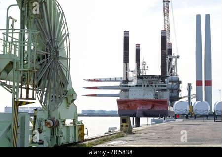 FRANKREICH, Le Havre Hafen, Siemens Gamesa Erneuerbare Energien SGRE Produktionsstätte für Windturbinen, Fred Olsen Flugzeugträger Brave Tern, ein Spezialschiff trägt Siemens Gamesa Windturbine, Turm und Rotorblatt für den Bau von 500 MW Offshore-Windpark Fecamp an der Normandie Küste / FRANKREICH, Le Havre Hafen, Siemens Gamesa Erneuerbare Energie SGRE Produktionsstandort für Windkraftanlagen Spezialschiff Brave Tern mit Siemens Gamesa Windkraftanlagen für den 500 MW Offshore Windpark Fecamp von Electricité de France SA EDF Renewables, Enbridge Inc. und wpd Stockfoto